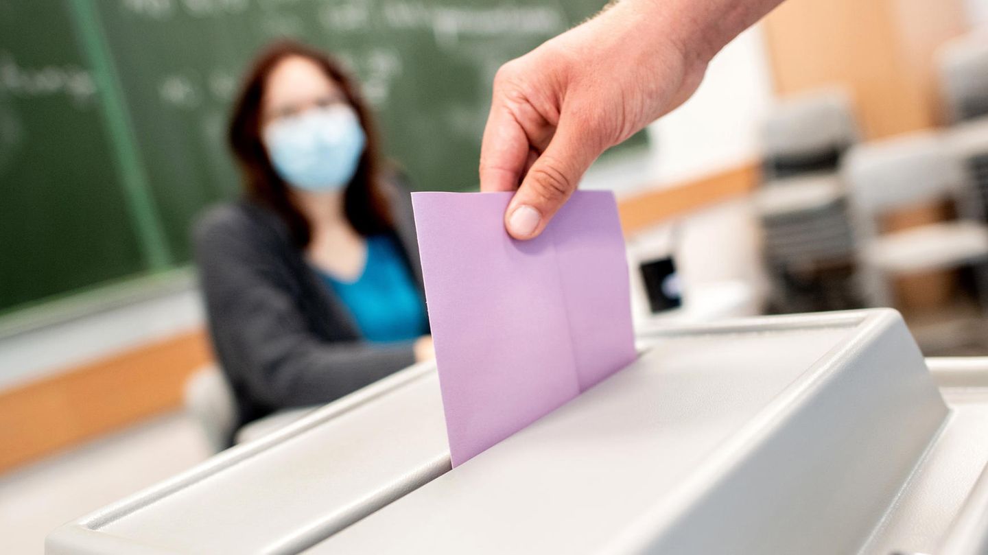 In einem Wahllokal gilt nur eine Corona-Regel: Maskenpflicht