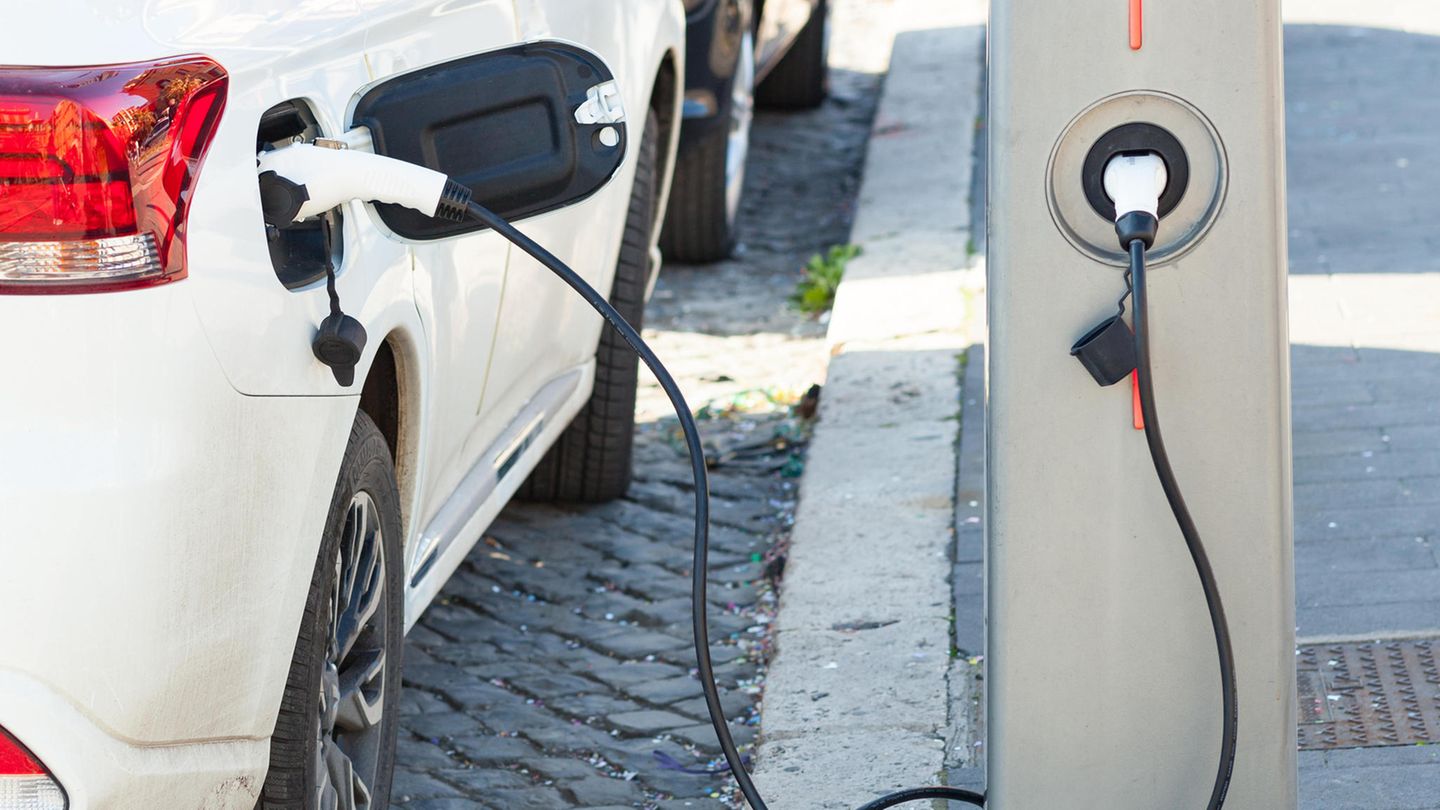 Auto industry criticizes stricter requirements for electric car purchase bonuses