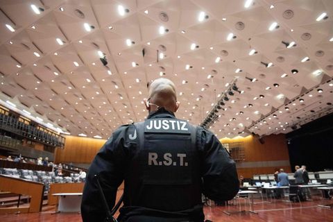 Ein Mitarbeiter der Justiz im Landgericht Braunschweig von hinten fotografiert