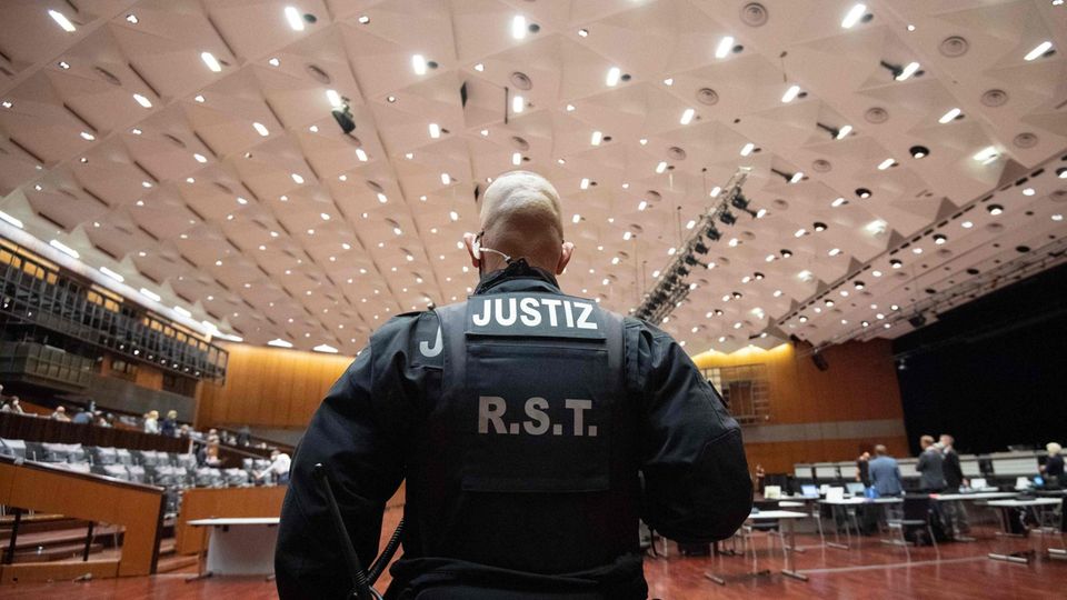 Ein Mitarbeiter der Justiz im Landgericht Braunschweig von hinten fotografiert