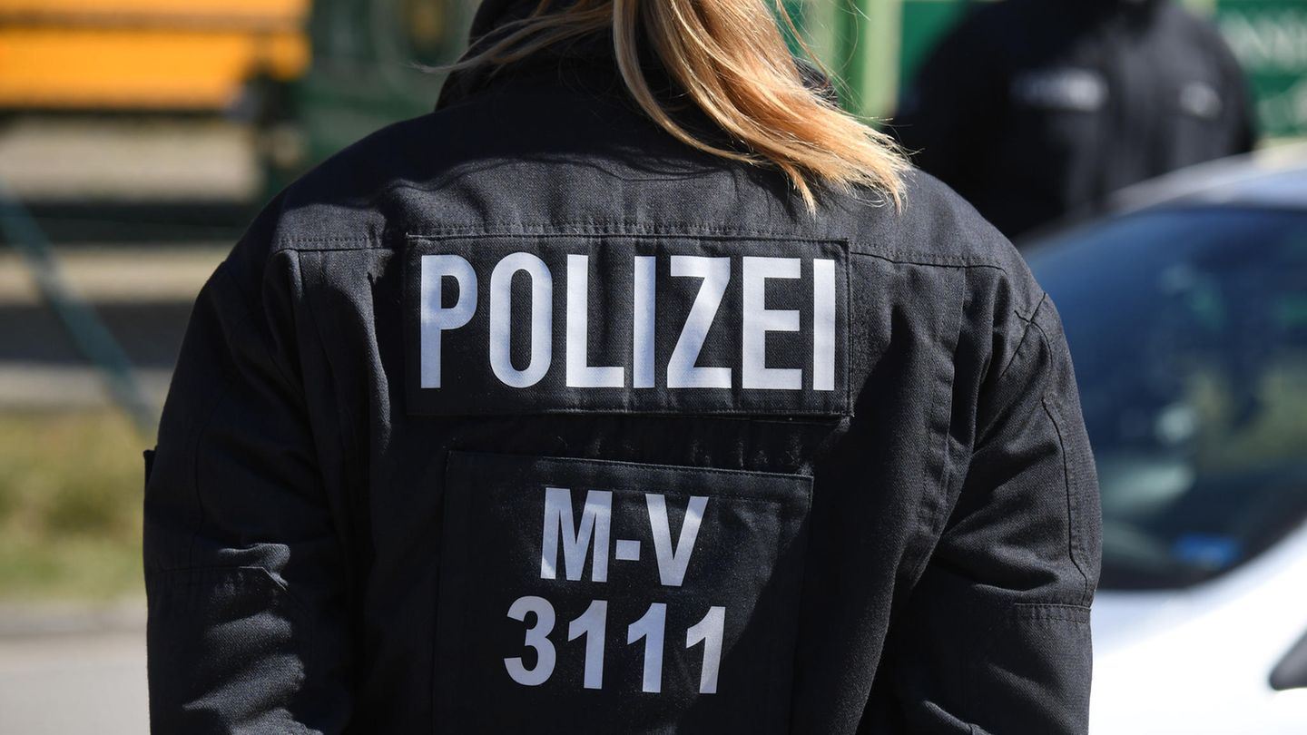 Polizei fasst gesuchten Straftäter betrunken auf seinem Fahrrad Polizistin in Mecklenburg-Vorpommern