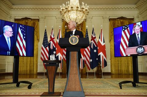 Joe Biden bei der virtuellen Pressekonferenz mit seinen Amtskollegen Boris Johnson und Scott Morrison