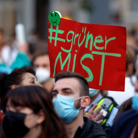 Protest gegen Annalena Baerbock während einer Grünen-Kundgebung