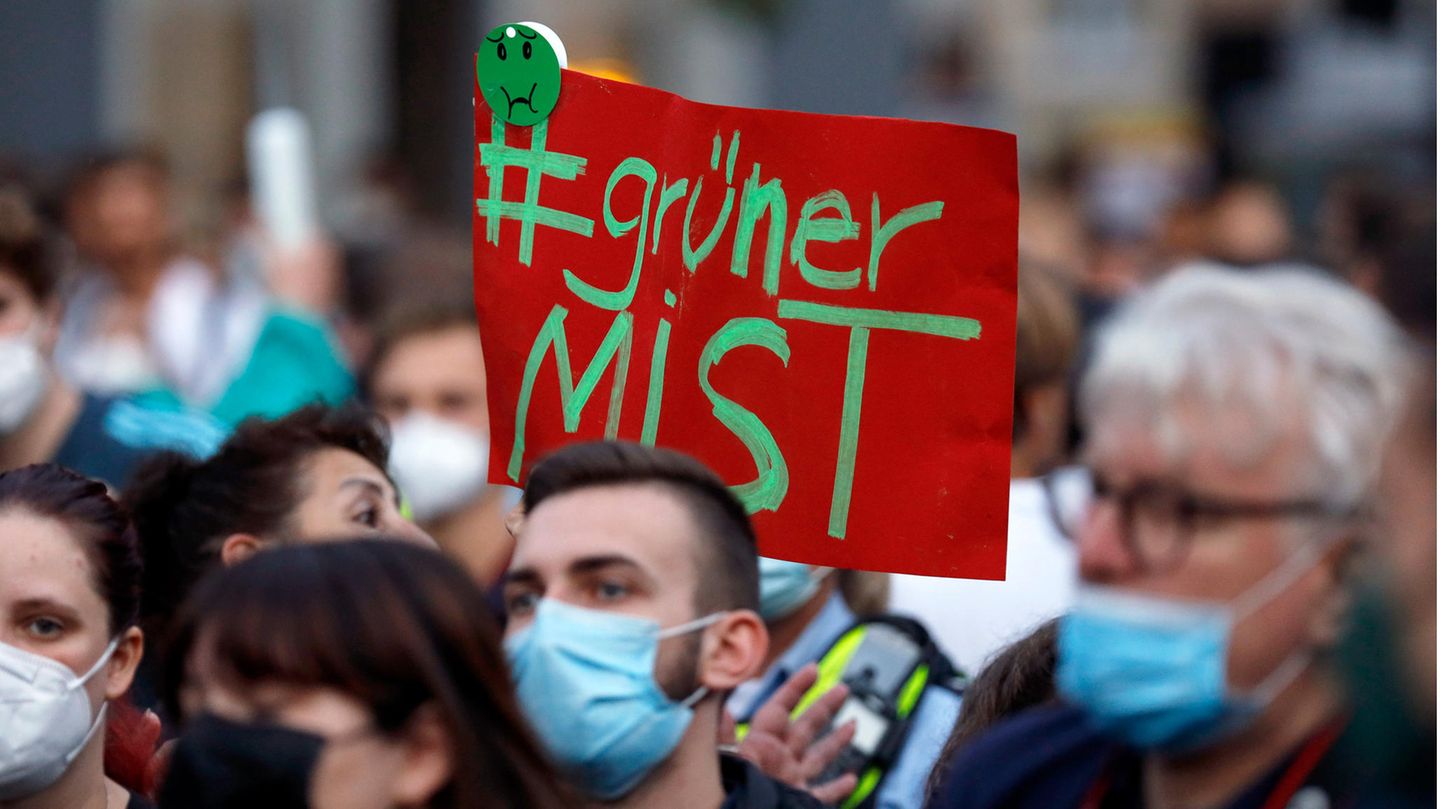 Protest gegen Annalena Baerbock während einer Grünen-Kundgebung