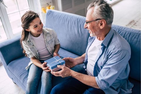 Ein Vater überreicht seiner Tochter ein Geschenk