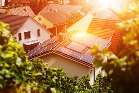Die sehr hohen Strompreise in Deutschland machen eigenen Solarstrom besonders interessant.