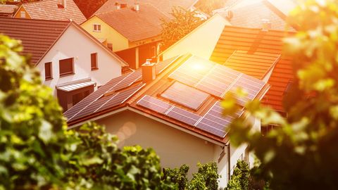 Die sehr hohen Strompreise in Deutschland machen eigenen Solarstrom besonders interessant.