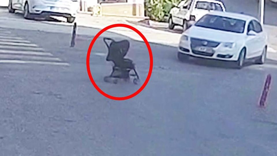 Dramatische Szene: Mutter lässt Kinderwagen unbeaufsichtigt – dann rollt er samt Baby die Straße herunter