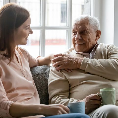 Frau redet mit Vater