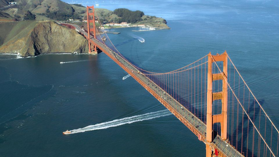 Blick auf die Golden Gate Bridge von schräg oben