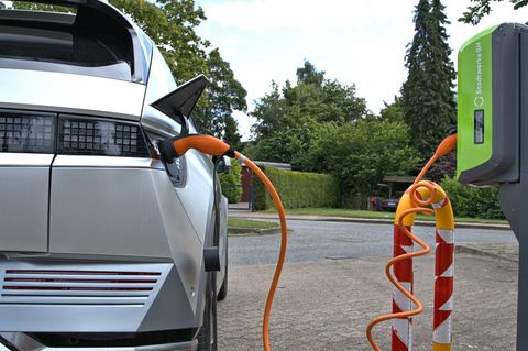 Elektroauto beim Laden