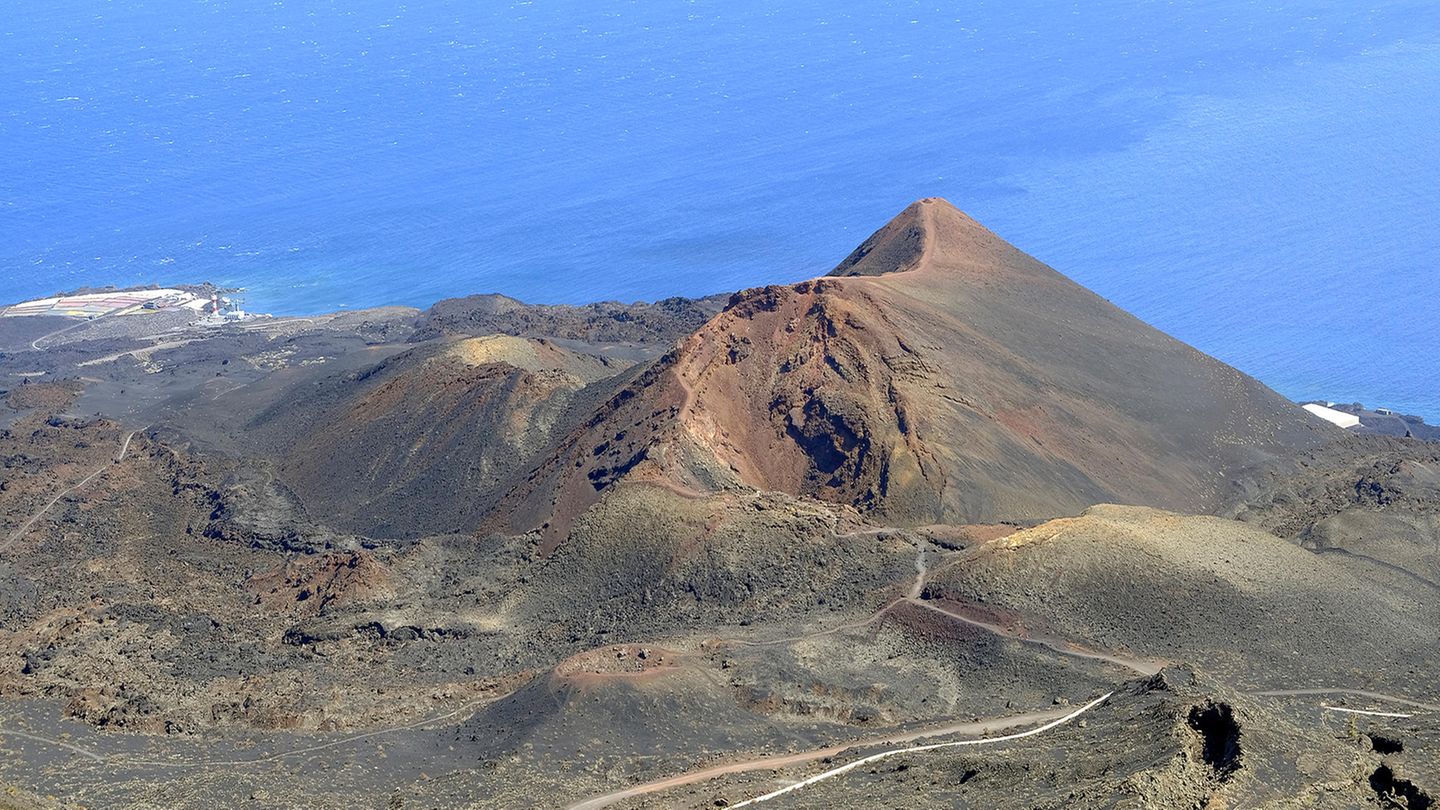 Eine bergige Landschaft mit inaktiven Vulkanen