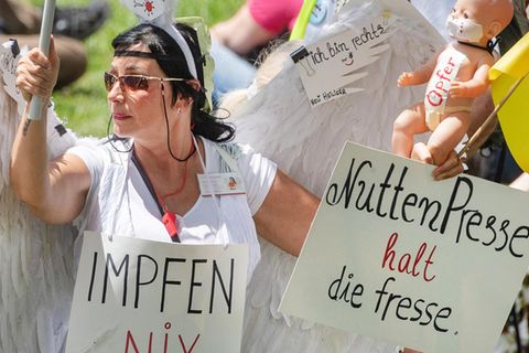 Sie fördern Verschwörungsmythen und Unwahrheiten – nun hat Facebook zahlreiche Konten und Seiten der "Querdenken"-Bewegung gesperrt