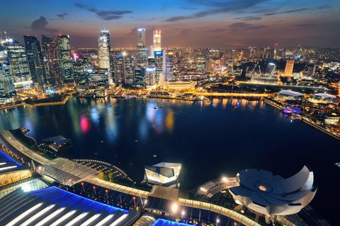 Sonnenauf- und Untergang in einer Minute: Lichterspiel auf Glasfassaden: So glitzert Singapurs Skyline in der Dämmerung