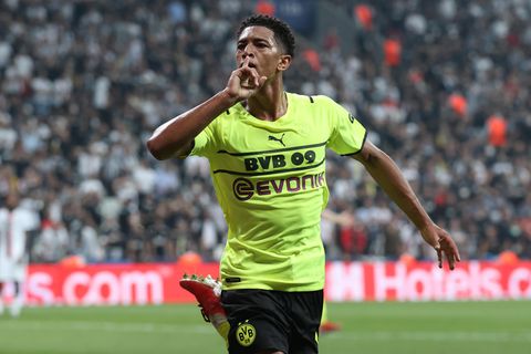 Jude Bellingham trägt das neue BVB-Trikot
