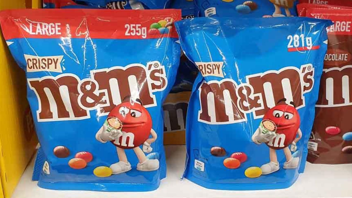 Von wegen "Large": Hersteller Mars hat die Zahl der M&M's in seinen Packungen reduziert, während der Preis im Handel gleich blieb. Auf den Trick greift Mars regelmäßig zurück: Seit 2007 sind die M&M's laut Verbraucherzentrale so 119 Prozent teurer geworden. Besonders dreist: Die verkleinerten Packungen werden jetzt mit dem Zusatz "Large" beworben (wohl, weil es noch kleinere Versionen gibt). Als Grund für die Preiserhöhung nennt Mars den Verzicht auf den künstlichen Farbstoff Titandioxid sowie höhere Kosten in Logistik und Beschaffung. Die Zutaten bleiben jedenfalls unschlagbar billig: M&M's bestehen zu 66 Prozent aus Zucker – das toppt selbst Vollmilchschokolade oder Gummibären deutlich. (September 2021)