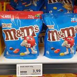 Von wegen "Large": Hersteller Mars hat die Zahl der M&M's in seinen Packungen reduziert, während der Preis im Handel gleich blieb. Auf den Trick greift Mars regelmäßig zurück: Seit 2007 sind die M&M's laut Verbraucherzentrale so 119 Prozent teurer geworden. Besonders dreist: Die verkleinerten Packungen werden jetzt mit dem Zusatz "Large" beworben (wohl, weil es noch kleinere Versionen gibt). Als Grund für die Preiserhöhung nennt Mars den Verzicht auf den künstlichen Farbstoff Titandioxid sowie höhere Kosten in Logistik und Beschaffung. Die Zutaten bleiben jedenfalls unschlagbar billig: M&M's bestehen zu 66 Prozent aus Zucker – das toppt selbst Vollmilchschokolade oder Gummibären deutlich. (September 2021)