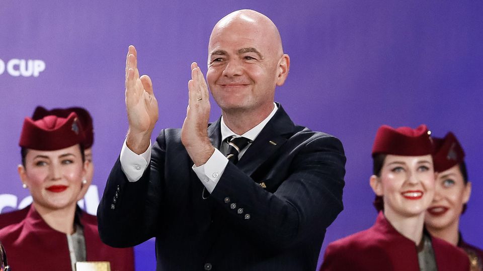 Gianni Infantino während der Siegerehrung der Strandfußball-WM in Moskau Ende August