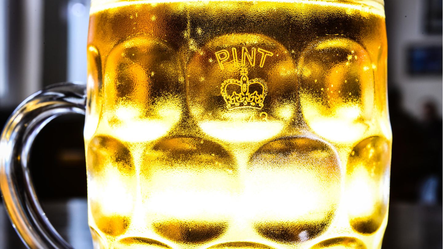 Ein gefülltes Bierglas mit einer Krone und der Aufschrift "Pint"