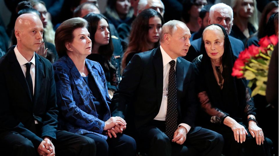Candidates for the Duma: Valentina Tereschkowa likes to show off her close connection to Putin: at the funeral of the Russian singer Iosif Kobzon, she held the comforting hand of the president. Valentina Tereschkowa likes to show off her close connection to Putin: At the funeral of the Russian singer Iosif Kobzon, she held the comforting hand of the president.
