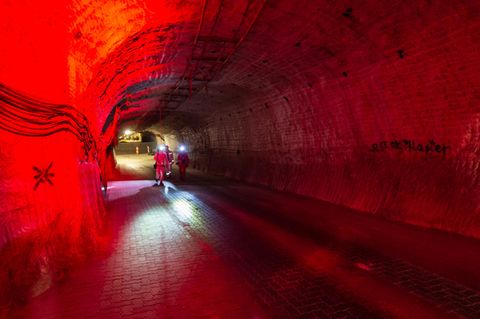 Rotlicht in einem Gang des Erkundungs-Atom-Endlager in Gorleben