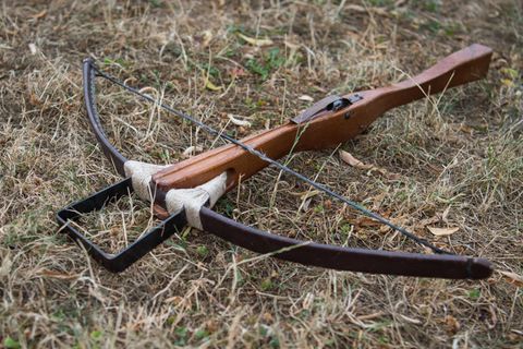 Eine Armbrust liegt im Gras