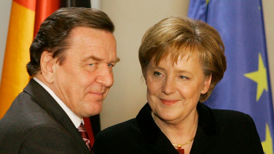 Gerhard Schröder übergibt das Kanzleramt an Angela Merkel