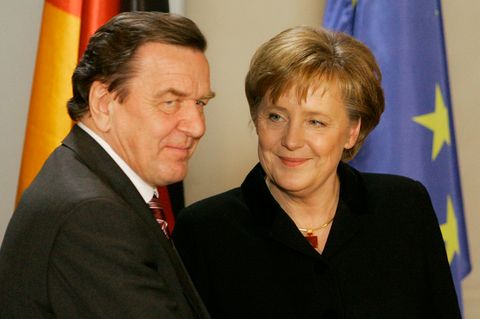 Gerhard Schröder übergibt das Kanzleramt an Angela Merkel