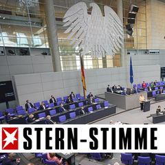 Bundeskanzlerin Angela Merkel (CDU) spricht im Plenum im Deutschen Bundestag