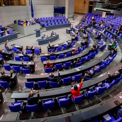 Abgeordnete stimmen im Plenum des Deutschen Bundestages ab Abgeordnete müssen Nebeneinkünfte bereits ab 1000 Euro im Monat oder 3000 Euro im Jahr melden