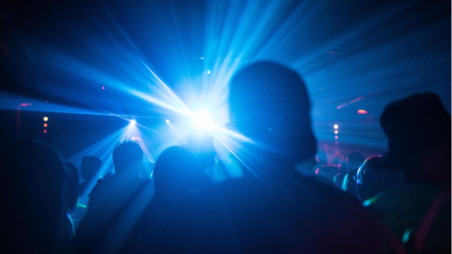 Corona-Ausbruch 2G Münster: Junge Menschen feiern in einem Club