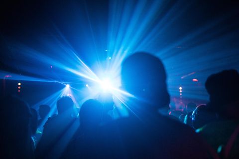 Corona-Ausbruch 2G Münster: Junge Menschen feiern in einem Club