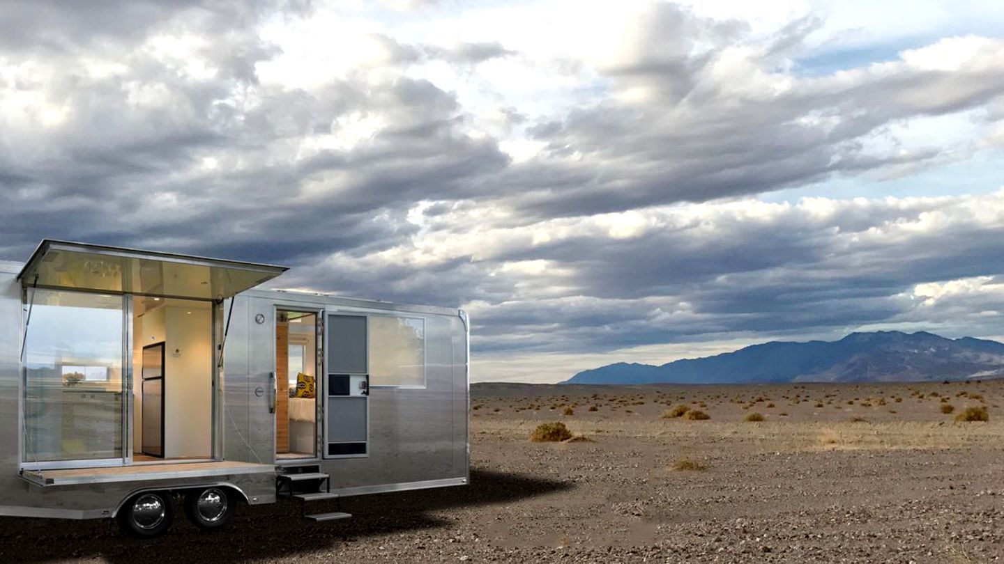 Die polierte Oberfläche aus Aluminium erinnert an die legendären Trailer von Airstream.