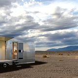 Die polierte Oberfläche aus Aluminium erinnert an die legendären Trailer von Airstream.