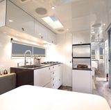 Der Blick vom großen Sofa durch den ganzen Anhänger.