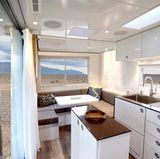 Der Wohnbereich ist lichtdurchflutet.