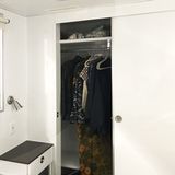 Der Anhänger bietet normale Kleiderschränke - wie in einem Appartement.