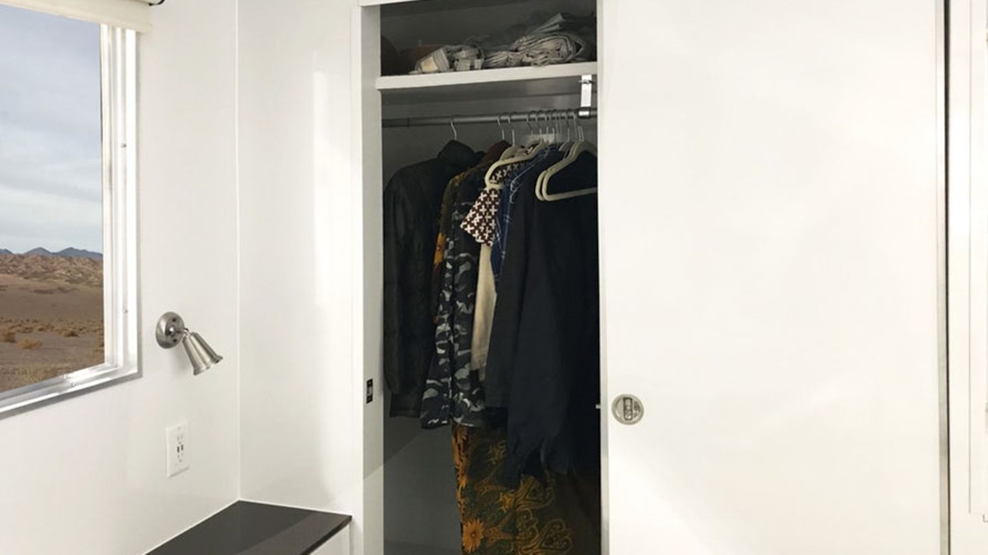 Der Anhänger bietet normale Kleiderschränke - wie in einem Appartement.