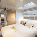 Master Bedroom mit Dachfenster.