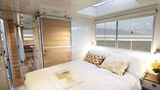 Master Bedroom mit Dachfenster.