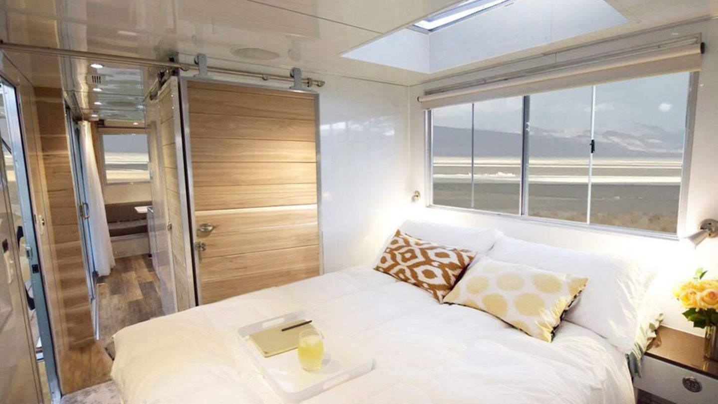Master Bedroom mit Dachfenster.