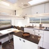 Vor dem Fenster sieht man das Bett, das in der Decke versteckt werden kann.