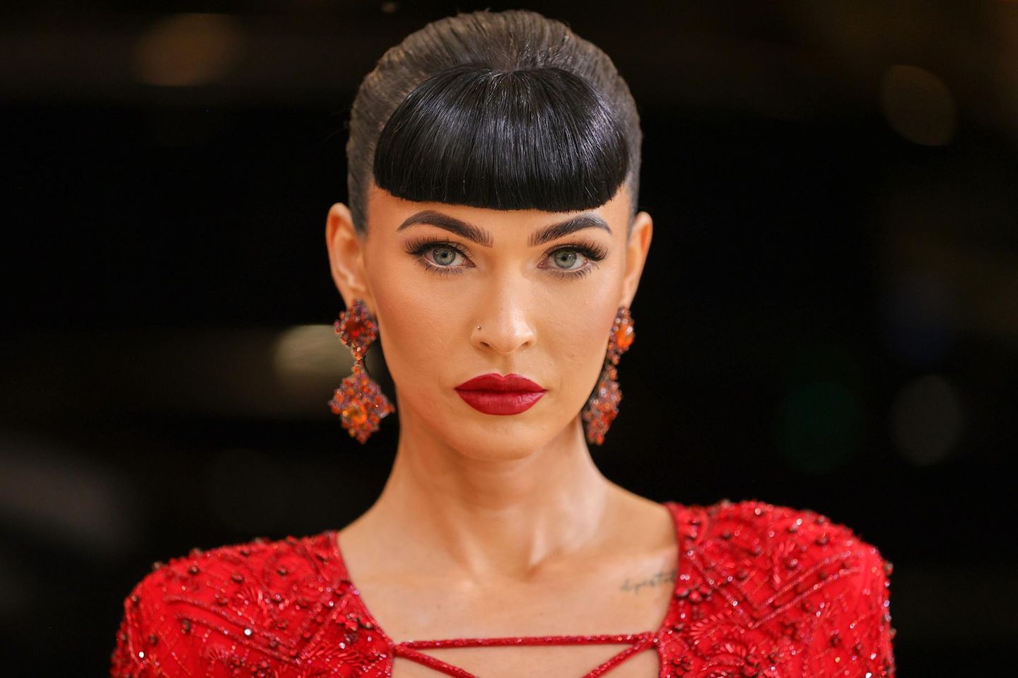 Recht züchtig sieht sie aus, geradezu klassisch wirkt Megan Fox auf diesem Foto, das sie auf der Met Gala in New York zeigt. Es war bereits ihr zweiter Auftritt innerhalb von zwei Tagen. Nachdem sie bereits am Sonntag für Furore sorgte, erschien sie am Montag auf der berühmten Spendengala zugunsten des Costume Institute des Metropolitan Museum of Art. Doch auch hier sorgte die Schauspielerin für Gesprächsstoff.