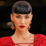 Recht züchtig sieht sie aus, geradezu klassisch wirkt Megan Fox auf diesem Foto, das sie auf der Met Gala in New York zeigt. Es war bereits ihr zweiter Auftritt innerhalb von zwei Tagen. Nachdem sie bereits am Sonntag für Furore sorgte, erschien sie am Montag auf der berühmten Spendengala zugunsten des Costume Institute des Metropolitan Museum of Art. Doch auch hier sorgte die Schauspielerin für Gesprächsstoff.