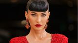Recht züchtig sieht sie aus, geradezu klassisch wirkt Megan Fox auf diesem Foto, das sie auf der Met Gala in New York zeigt. Es war bereits ihr zweiter Auftritt innerhalb von zwei Tagen. Nachdem sie bereits am Sonntag für Furore sorgte, erschien sie am Montag auf der berühmten Spendengala zugunsten des Costume Institute des Metropolitan Museum of Art. Doch auch hier sorgte die Schauspielerin für Gesprächsstoff.