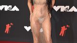 Deutlich mehr Wirbel erzeugte ihr Auftritt am vergangenen Montag bei den MTV Video Music Awards in New York. Dort erschien die 35-Jährige in einem nahezu transparenten Kleid von Designer Thierry Mugler, durch das man nur Haut und Unterwäsche sah.
