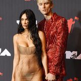 Fox kam nicht allein, sie wurde von ihrem Freund, dem Musiker Machine Gun Kelly begleitet.