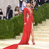 Denn auch dieses Kleid zeigt viel Haut. Die knallrote Kreation von Designer Peter Dundas legte ein Bein komplett frei und gewährte an der Seite und der Brustpartie tiefe Einblicke.