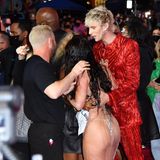 Man kann es drehen und wenden, wie man will: Egal von welcher Seite man ihr Kleid betrachtet, zu sehen gab es fast ausschließlich nackte Haut.