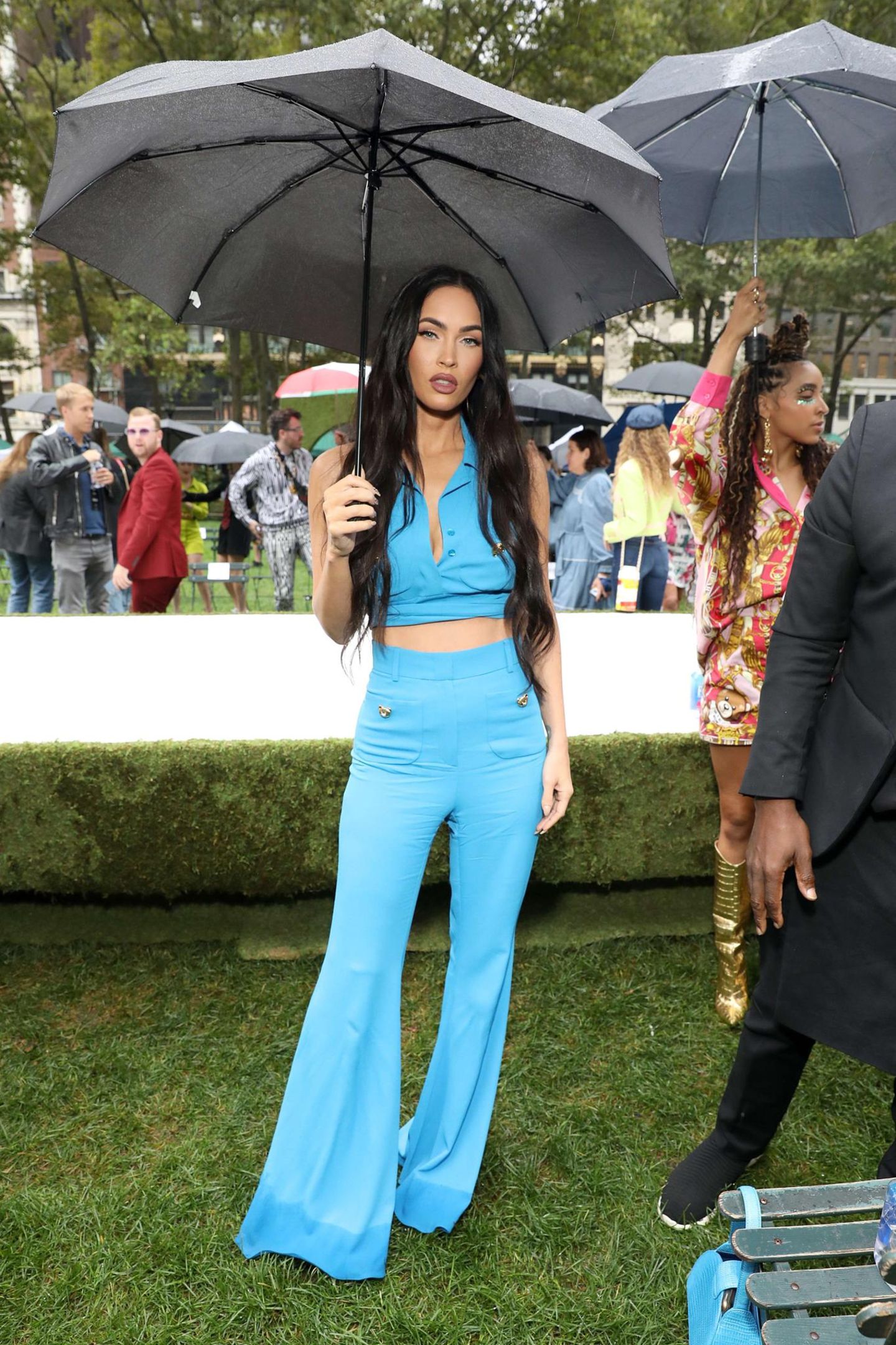 Trotz des Regenwetters erstrahlte sie am 9. September auf der Moschino-Modenshow in New York in hellem Blau.